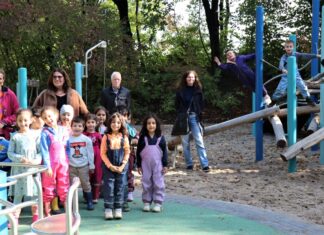 Die stellvertretende Bürgermeisterin Barbara Esser (stehend hinter den Kindern) eröffnete den seit Juni fertigen inklusiven Spielplatz im Erholungspark Volkardey nun endlich auch offiziell (rechts stehend die Planerin des Spielplatzes, Diana Schubert vom Amt für kommunale Dienste).  Foto: Stadt Ratingen
