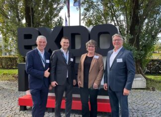 Bürgermeister Klaus Pesch, Erster Beigeordneter Patrick Anders, die Technische Beigeordnete Petra Cremer und der Vorsitzende des Wirtschaftsförderungsausschusses, Hanno Paas (v.l.n.r.) machten Werbung für den Investitionsstandort Ratingen bei der Expo Real in München. Foto: Stadt Ratingen