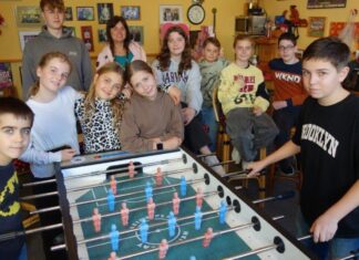 Beim Kickerturnier im Eggerscheidter Jugendtreff hatte am Ende Domenic Steinröder (rechts) die Nase vorn. Foto: Stadt Ratingen