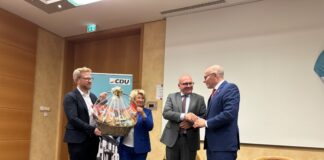 Florian Genbrok, Melitta Cousin-Bronowski und Peter Beyer MdB bedanken sich bei Alexander Throm MdB für sein Kommen nach Heiligenhaus. Fotorechte: Peter Beyer