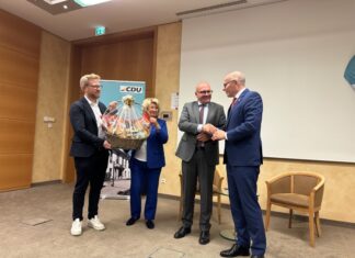 Florian Genbrok, Melitta Cousin-Bronowski und Peter Beyer MdB bedanken sich bei Alexander Throm MdB für sein Kommen nach Heiligenhaus. Fotorechte: Peter Beyer