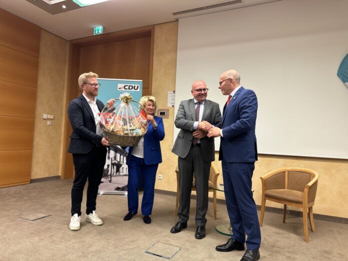 Florian Genbrok, Melitta Cousin-Bronowski und Peter Beyer MdB bedanken sich bei Alexander Throm MdB für sein Kommen nach Heiligenhaus. Fotorechte: Peter Beyer