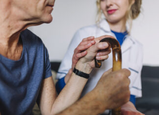 Die Verbraucherzentrale NRW sieht die Angebote trotz steigender Pflegekosten kritisch. Foto: VZ NRW/adpic