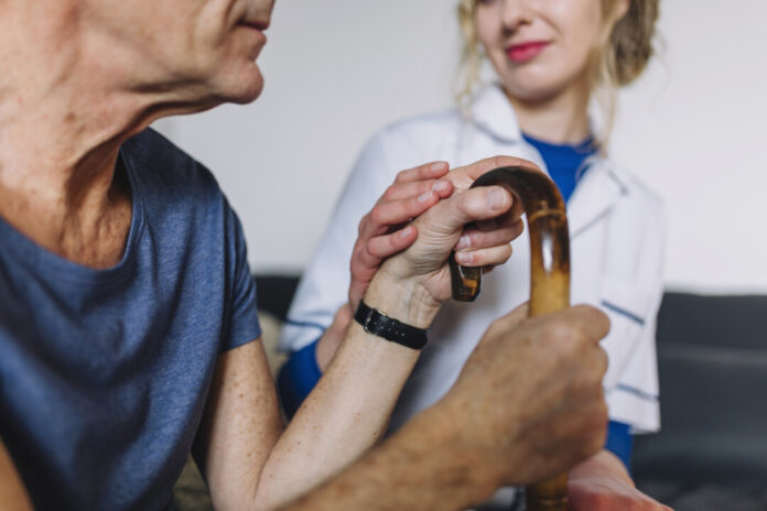 Die Verbraucherzentrale NRW sieht die Angebote trotz steigender Pflegekosten kritisch. Foto: VZ NRW/adpic