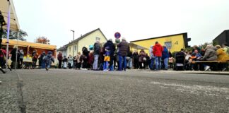 Voll war es in der Wielandstraße auf der kleinen Partymeile. Foto: Volkmann