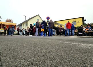 Voll war es in der Wielandstraße auf der kleinen Partymeile. Foto: Volkmann