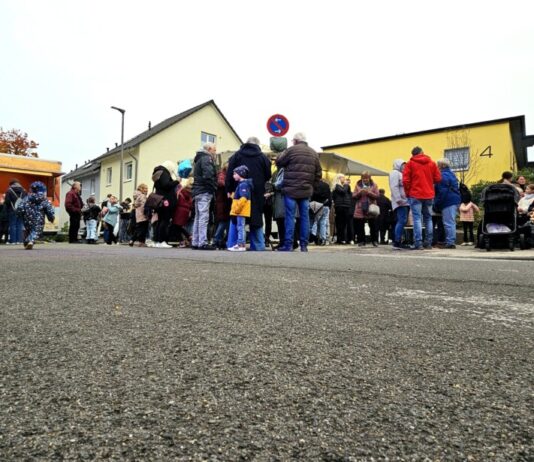 Voll war es in der Wielandstraße auf der kleinen Partymeile. Foto: Volkmann