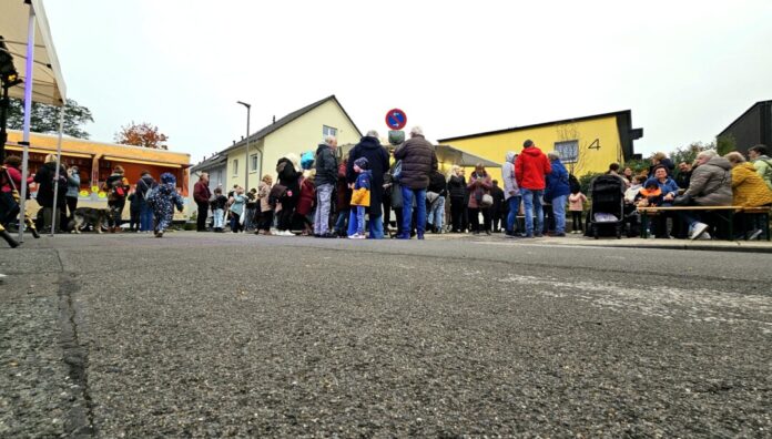 Voll war es in der Wielandstraße auf der kleinen Partymeile. Foto: Volkmann