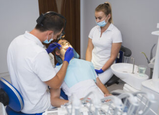 Bei der Zahnarztbehandlung sollte man aufpassen: Es gibt auch in 2025 weiterhin Zahnfüllungen als Kassenleistungen. Foto: VZ NRW/adpic