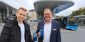 Stellen die App vor: Ralph Birkenstock (r.), Leiter Nahverkehrsmanagement der WSW mobil GmbH, und WSW-Projektleiter Henri Heinemeier. Foto: WSW