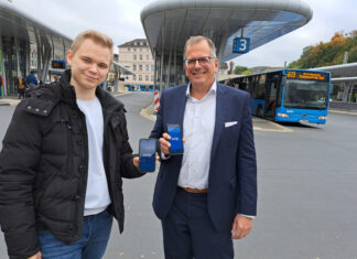 Stellen die App vor: Ralph Birkenstock (r.), Leiter Nahverkehrsmanagement der WSW mobil GmbH, und WSW-Projektleiter Henri Heinemeier. Foto: WSW