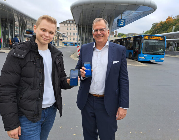 Stellen die App vor: Ralph Birkenstock (r.), Leiter Nahverkehrsmanagement der WSW mobil GmbH, und WSW-Projektleiter Henri Heinemeier. Foto: WSW