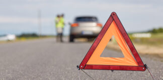 Ein Warndreieck steht auf einer Straße. Foto: VZ NRW/adpic