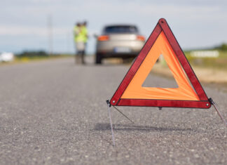 Ein Warndreieck steht auf einer Straße. Foto: VZ NRW/adpic