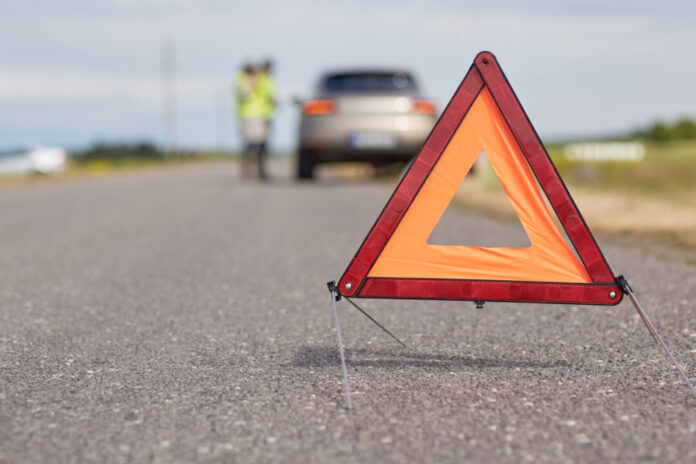 Ein Warndreieck steht auf einer Straße. Foto: VZ NRW/adpic