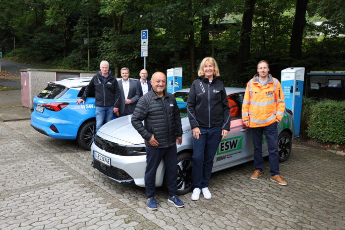 Michael Kieckbusch (stellv. Leiter Sport- und Bäderamt), Stefan Jaeger (Innovation/Planung/Errichtung Kunden & Quartierslösungen, WSW Energie & Wasser AG), Andy Völschow (Leiter Kunden & Quartierslösungen WSW Energie & Wasser AG), Fevzi Kocaer (Platzwart Sportplatz Oberbergische Straße), Alexandra Szlagowski (Leiterin Sport- und Bäderamt), Dr. Moritz Luhn (Sachgebietsleiter Fuhrparkmanagement ESW). Foto: WSW