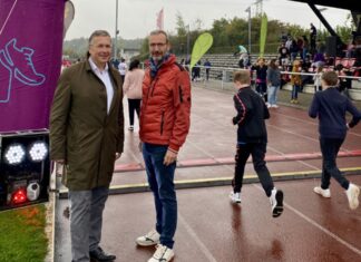 Bürgermeister Rainer Ritsche und Westenergie-Kommunalmanager Frithjof Gerstner (v. l.) gaben den Startschuss für das Westenergie Distanz Duell in Wülfrath. Foto: Westenergie AG