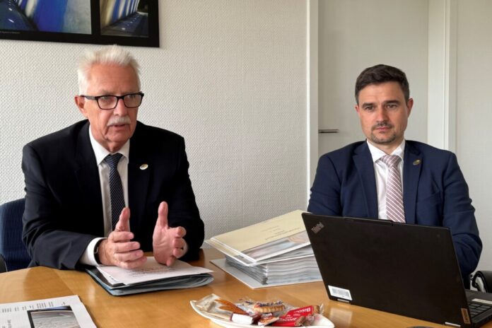 Landrat Thomas Hendele und Kreiskämmerer Christian Schölzel. Foto: Kreis ME