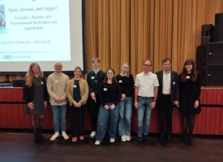 Die Referentinnen und Referenten des Fachtags (von links): Heike Langl (Gesundheits- und Sozialdezernat des Kreises Mettmann), Lehrer Alexander Hippler, Lehrerin Lea Satzky, die Schüler Paul Stricker, Marie-Sophie Schreiber und Anna Gajda, Norman Raulf (Diakonie), Dr. Volker Reissner, Dr. Ruzica Susenburger (Leiterin des Kreisgesundheitsamtes). Foto: Kreis ME
