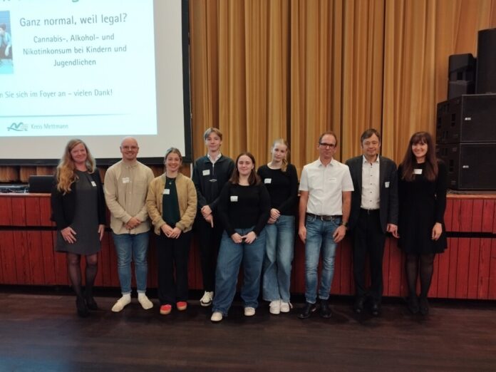 Die Referentinnen und Referenten des Fachtags (von links): Heike Langl (Gesundheits- und Sozialdezernat des Kreises Mettmann), Lehrer Alexander Hippler, Lehrerin Lea Satzky, die Schüler Paul Stricker, Marie-Sophie Schreiber und Anna Gajda, Norman Raulf (Diakonie), Dr. Volker Reissner, Dr. Ruzica Susenburger (Leiterin des Kreisgesundheitsamtes). Foto: Kreis ME Die Referentinnen und Referenten des Fachtags (von links): Heike Langl (Gesundheits- und Sozialdezernat des Kreises Mettmann), Lehrer Alexander Hippler, Lehrerin Lea Satzky, die Schüler Paul Stricker, Marie-Sophie Schreiber und Anna Gajda, Norman Raulf (Diakonie), Dr. Volker Reissner, Dr. Ruzica Susenburger (Leiterin des Kreisgesundheitsamtes). Foto: Kreis ME