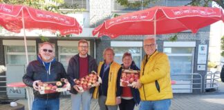 Bei bestem Wetter und mit Äpfeln im Gepäck konnten Mitglieder der SPD Wülfrath mit vielen Bürgern ins Gespräch kommen. Foto: SPD Wülfrath