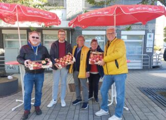 Bei bestem Wetter und mit Äpfeln im Gepäck konnten Mitglieder der SPD Wülfrath mit vielen Bürgern ins Gespräch kommen. Foto: SPD Wülfrath