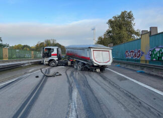 Der Sattelschlepper stand nach dem Unfall quer auf der Fahrbahn. Foto: FW Langenfeld