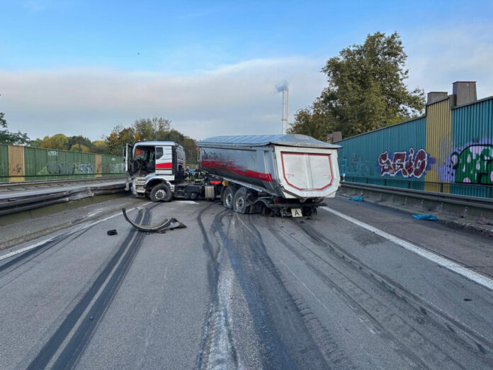 Der Sattelschlepper stand nach dem Unfall quer auf der Fahrbahn. Foto: FW Langenfeld