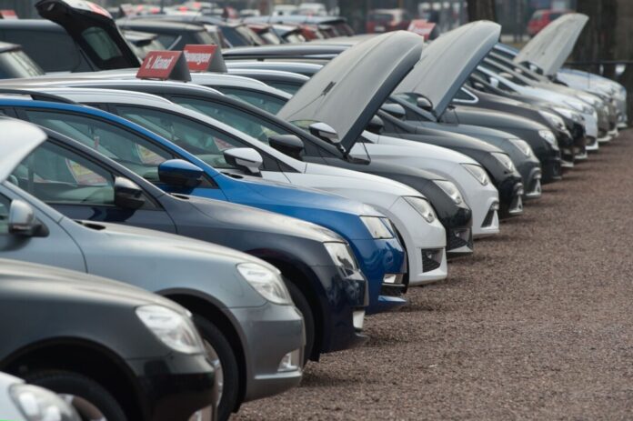 Autohändler sollen 37 Millionen Euro Steuern hinterzogen haben. (Archivbild)