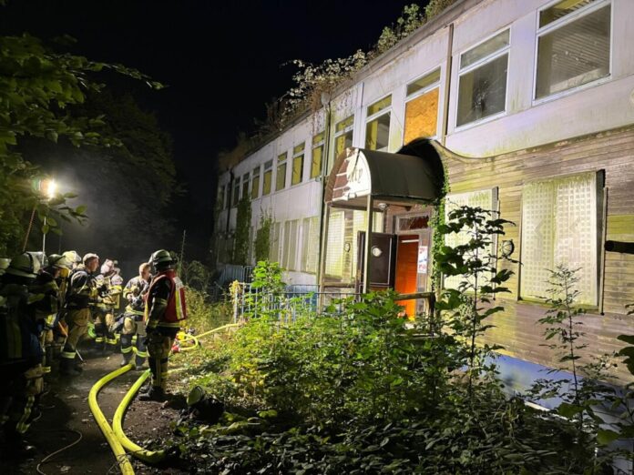 Einsatzkräfte der Feuerwehr haben eine Gruppe Jugendliche aus einem alten Schwimmbad in Essen-Kray gerettet.