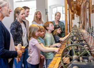 Um Baumwolle geht es bei der Führung durch die Textilfabrik. Foto: LVR ZMB/Stefan Arendt