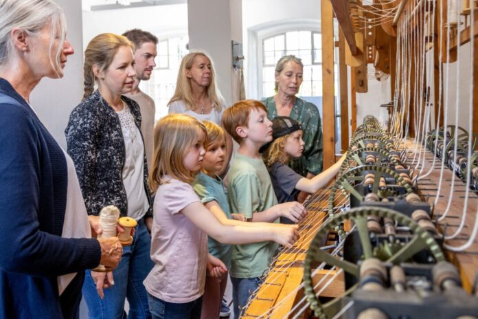 Um Baumwolle geht es bei der Führung durch die Textilfabrik. Foto: LVR ZMB/Stefan Arendt