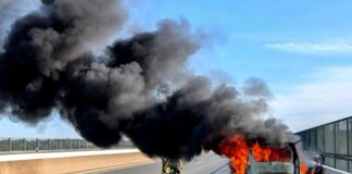 Der brennende Wagen auf der Autobahn. Foto: FW Ratingen