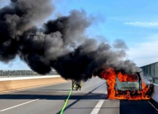Der brennende Wagen auf der Autobahn. Foto: FW Ratingen