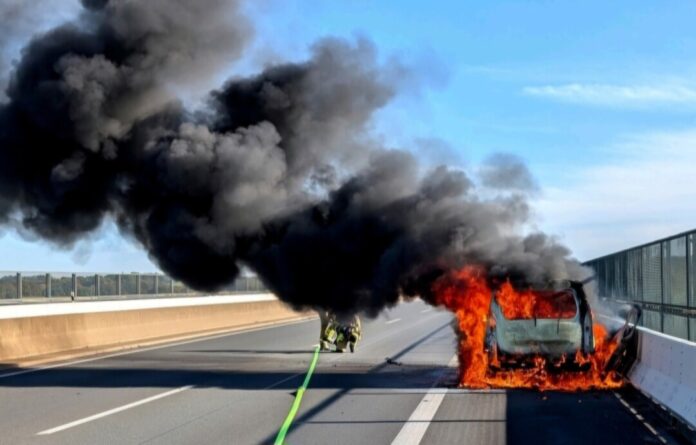 Der brennende Wagen auf der Autobahn. Foto: FW Ratingen