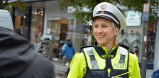 Die Expertin für Verkehrsunfallprävention, Polizeihauptkommissarin Jessica Werner, berät zum Thema "Sicherheit durch Sichtbarkeit". Foto: Polizei