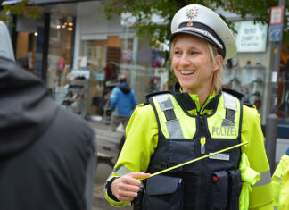 Die Expertin für Verkehrsunfallprävention, Polizeihauptkommissarin Jessica Werner, berät zum Thema "Sicherheit durch Sichtbarkeit". Foto: Polizei