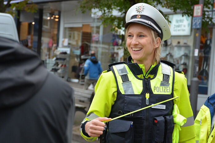 Die Expertin für Verkehrsunfallprävention, Polizeihauptkommissarin Jessica Werner, berät zum Thema "Sicherheit durch Sichtbarkeit". Foto: Polizei