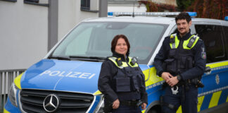 Polizeihauptkommissarin Sabine Hucke und Polizeihauptkommissar Marco Vorster verstärken von nun an den Hildener Bezirksdienst. Foto: Polizei