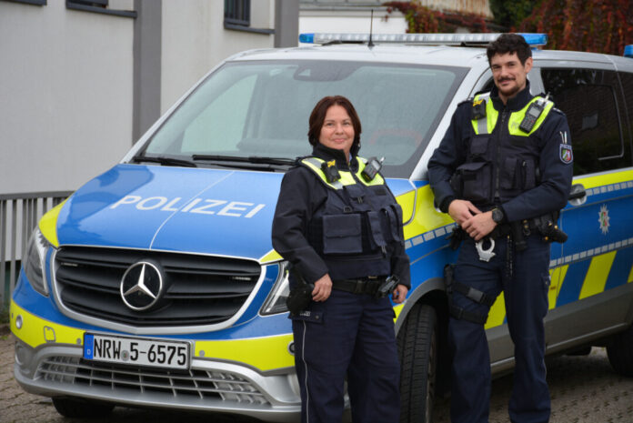 Polizeihauptkommissarin Sabine Hucke und Polizeihauptkommissar Marco Vorster verstärken von nun an den Hildener Bezirksdienst. Foto: Polizei