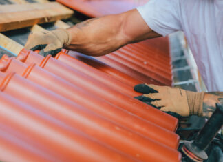 Ein Dachdecker bei der Arbeit. Foto: IG BAU/Tobias Seifert