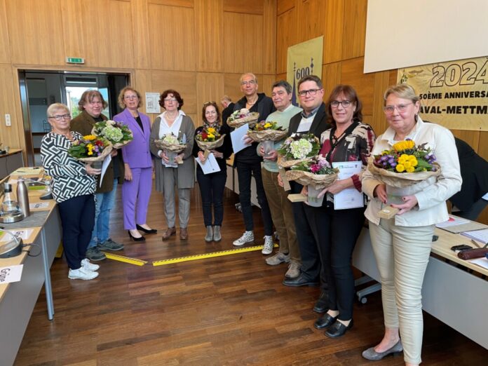 Bürgermeisterin Sandra Pietschmann mit den Ratsmitgliedern, die bereits seit 20 und 25 Jahren im Rat sind. Foto: Kreisstadt Mettmann