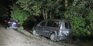 In der Nacht auf Sonntag kollidierte ein BMW X3 mit einem geparkten VW. Foto: Polizei