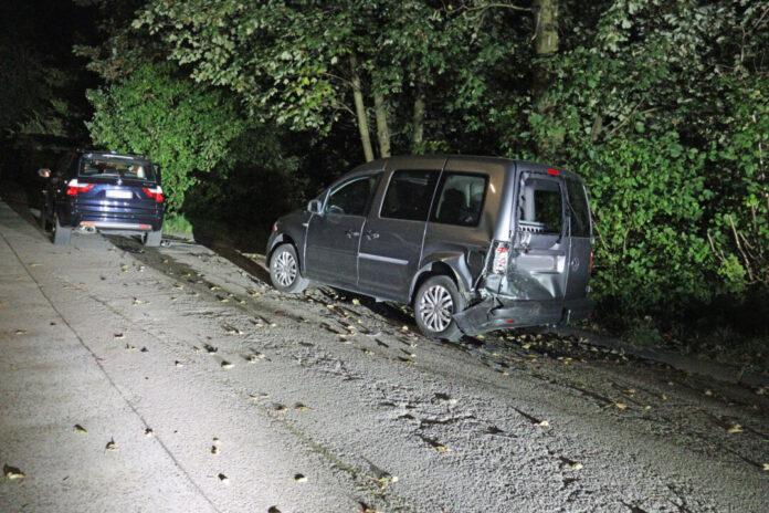 In der Nacht auf Sonntag kollidierte ein BMW X3 mit einem geparkten VW. Foto: Polizei