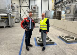 Manuel Nisch (Werksleiter der Wieland-Werke AG am Standort Velbert-Langenberg), Landtagsabgeordneter Martin Sträßer (CDU) vor den neuen Haubenöfen, die zur Wärmebehandlung von Kupfer verwendet werden. Foto: PR Martin Sträßer