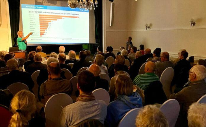 Voll war es in der Kulturvilla: Das Interesse an Informationen über Wärmepumpen ist groß. Foto: Grüne ME