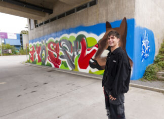 Der Ratinger Künstler Mel Ritschel hat das große Graffiti-Kunstwerk am Höseler S-Bahnhof gestaltet. Foto: Stadt Ratinger