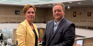 Thomas Döring übernimmt die Leitung des Geschäftsbereichs Firmenkunden. Seine Verantwortung als Gebietsdirektor für das Privatkundengeschäft in Mettmann und Erkrath überträgt er an Roswitha Hammrich. Foto: Sparkasse