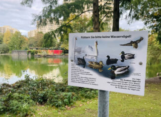 Die neuen Schilder erinnern an das Fütterungsverbot am Stadtweiher. Foto: Stadt Erkrath