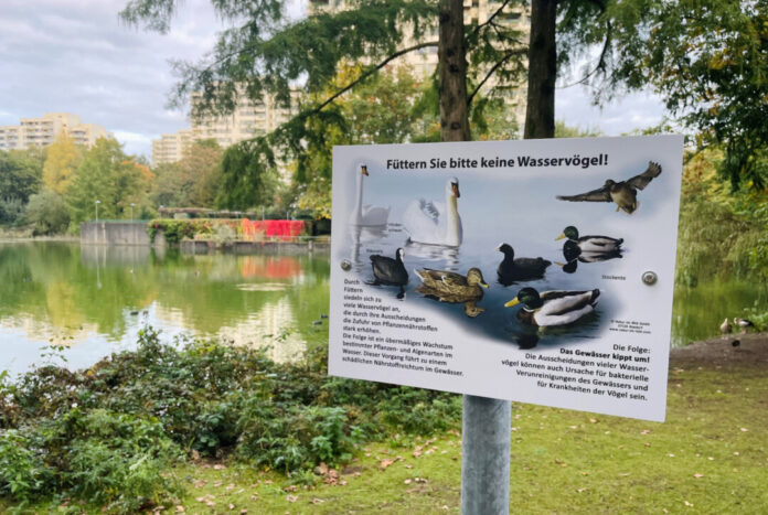 Die neuen Schilder erinnern an das Fütterungsverbot am Stadtweiher. Foto: Stadt Erkrath